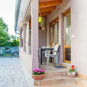  Apartment Uzelac
